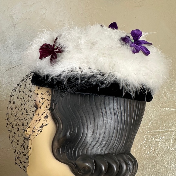 PRECIOUS 1950s\' WHITE FEATHER TAM - BLACK VELVET EDGING & PURPLE  \